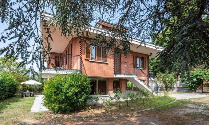 Bossolasco House | Stunning private villa for 8 guests with WIFI, TV, balcony and pets allowed