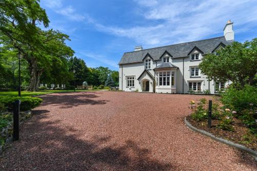 Stoke Bardolph House | Stunning Rectory in Countryside with Hot Tub