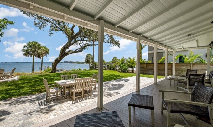 Melbourne House | Stunning River Views - Historic 3br Walk Dntn