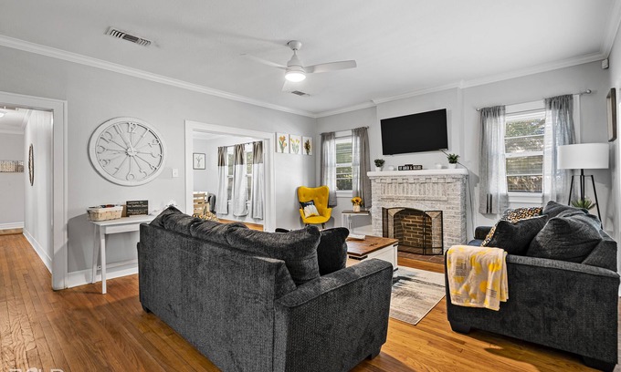 Caddo Heights-South Highlands House | Stunning, southern charm home w/king bed