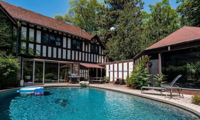Midtown Toronto House | Stunning & Spacious Heritage Home in Bridal Path