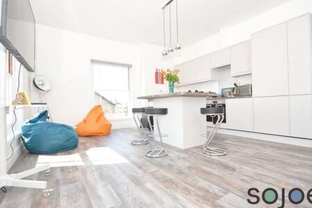 Lowestoft Apartment | Stunning split level apartment with roof terrace