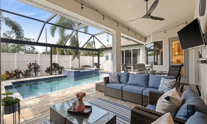 South Venice Villa | Stunning Sunrise Deluxe-Heated Pool & Spa Villa-Awesome Amenities-Min to Beach
