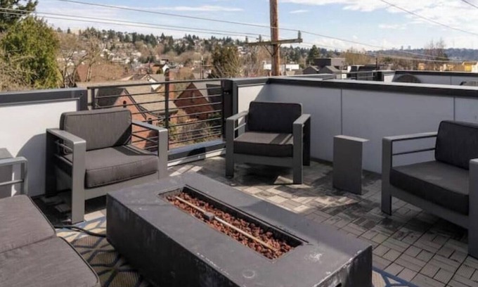 West Woodland House | Stunning Townhome Near Downtown Ballard & Transit