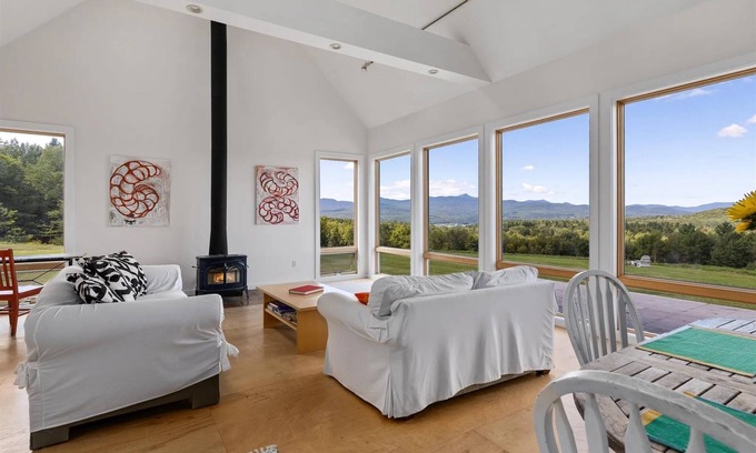 Troy House | Stunning Views 20 Mins to Jay Peak Cozy 2 BR With WiFi