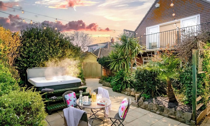 New Romney Cottage | Stunning views across the ocean from the luxurious open plan living areas.
