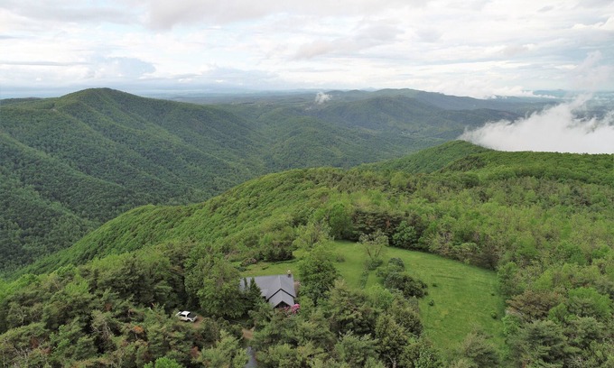Vesta House | Stunning Views, close to Wineries, Primland & Parkway - beautifully appointed