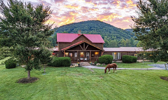 Gatlinburg - Pigeon Forge Cabin | Stunning Views, Huge Yard, Relaxing Fall Retreat