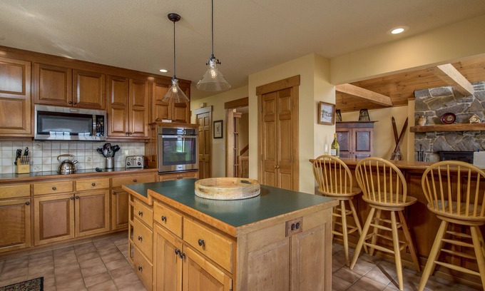 Ludlow Cabin | Stunning Views in Ludlow Vermont Minutes to Okemo Resort