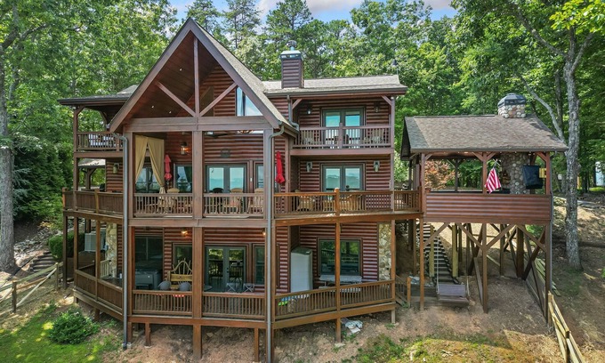 Blairsville Cabin | Stunning Views, Sleeps 10. Hot Tub. Book now to enjoy our Fabulous Fall!