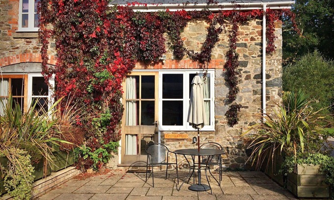 Liverton House | Stunning villa for 2 guests with WIFI, terrace, pets allowed and parking