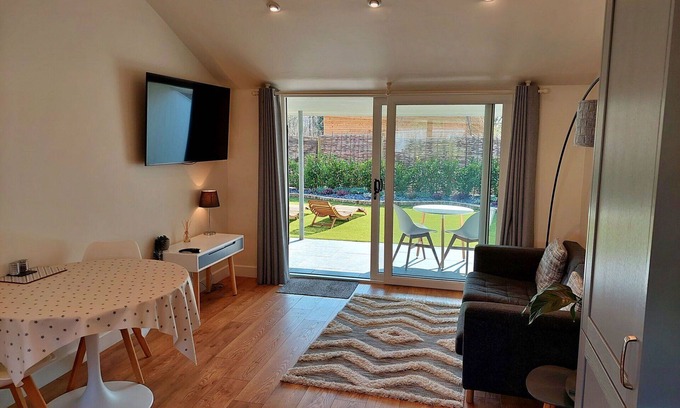 Liverton House | Stunning villa for 2 people with WIFI, hot tub and parking