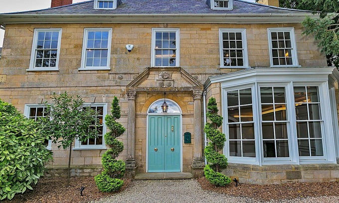 Yardley Gobion House | Stunning villa for 17 people with hot tub, WIFI, terrace and pets allowed