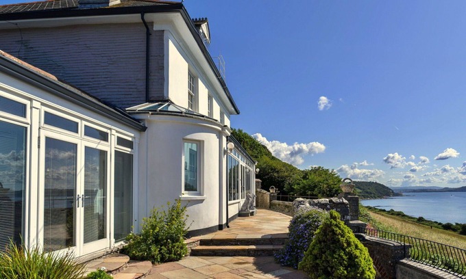 Kingsand House | Stunning villa for 10 guests with WIFI, terrace and pets allowed