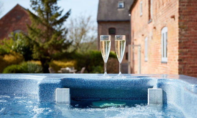 Dalbury Lees House | Stunning villa for 10 people with hot tub, WIFI, TV and terrace