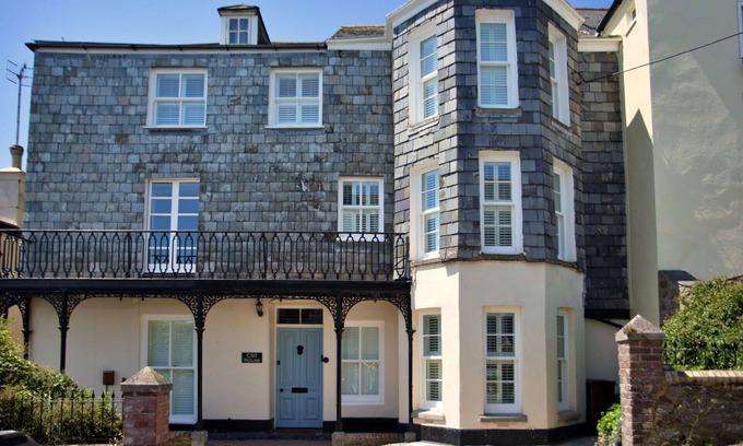 Kingsand House | Stunning villa for 12 people with WIFI, TV and pets allowed