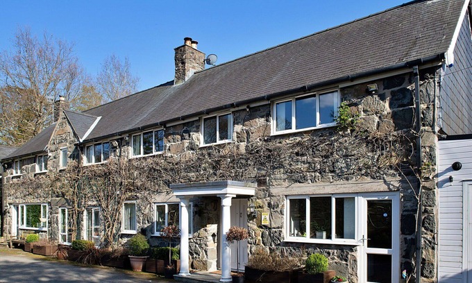 Dolgellau House | Stunning villa for 12 guests with WIFI, hot tub, terrace and parking