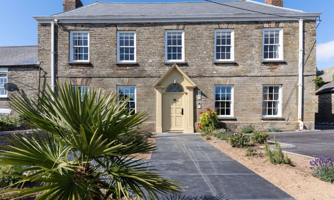 St Issey House | Stunning villa for 19 guests with hot tub, WIFI, TV, terrace, pets allowed and parking