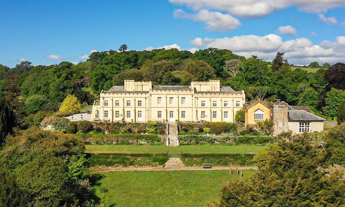 Saltash House | Stunning villa for 19 guests with WIFI, pool, TV, terrace and pets allowed
