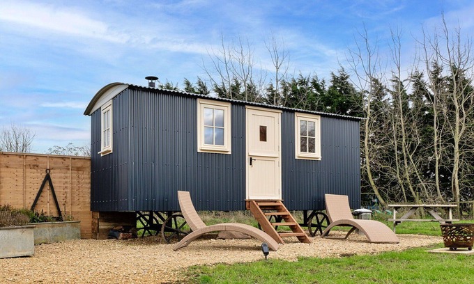 Brackley House | Stunning villa for 2 guests with WIFI and pets allowed