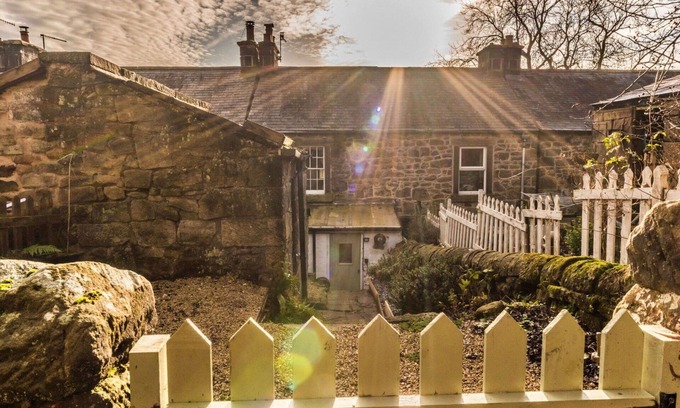 Holestone Moor House | Stunning villa for 4 guests with WIFI, TV and terrace