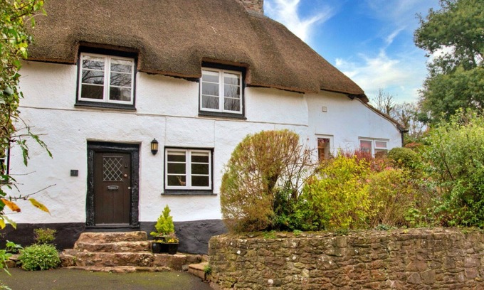 Alcombe House | Stunning villa for 4 guests with WIFI, TV and pets allowed
