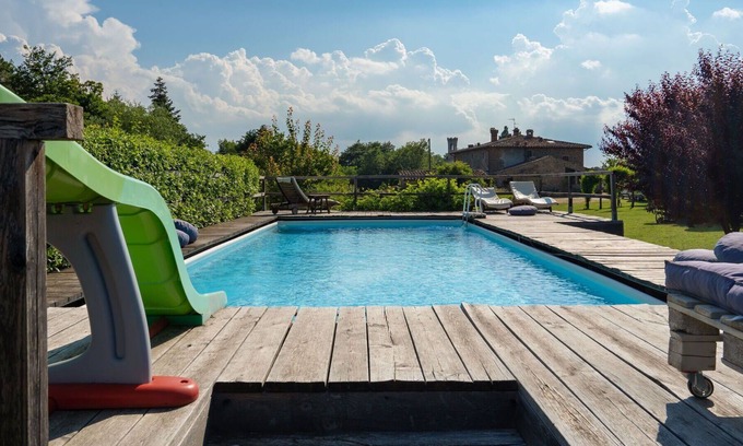 Twist Villa | Stunning villa for 6 people with WIFI, private pool, TV, patio, pets allowed and parking