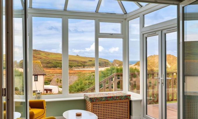 Holywell House | Stunning villa for 6 people with WIFI, terrace, pets allowed and parking