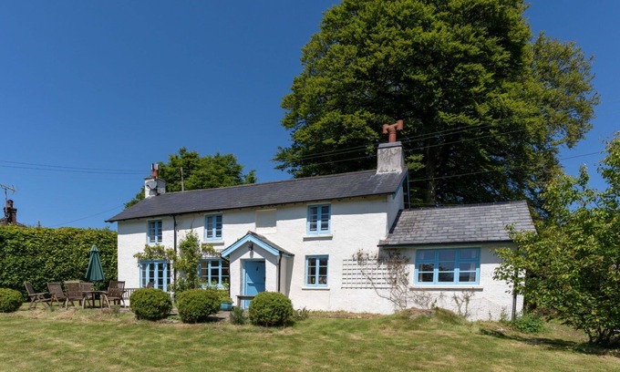 Withypool House | Stunning villa for 8 guests with WIFI, TV and pets allowed