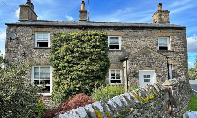 Casterton House | Stunning villa for 8 guests with WIFI and TV