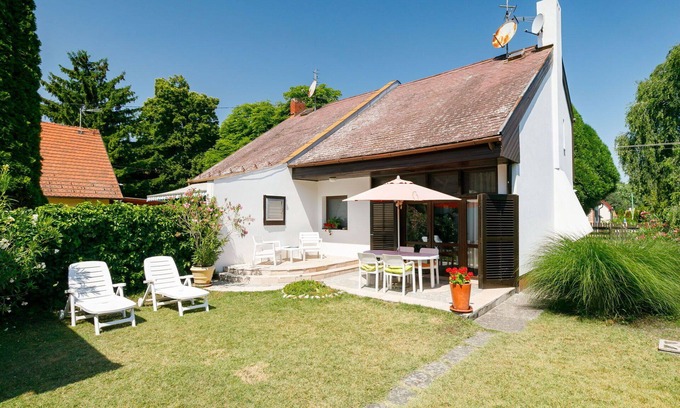Balatonfenyves House | Stunning villa for 8 people with WIFI, TV, terrace, pets allowed and parking