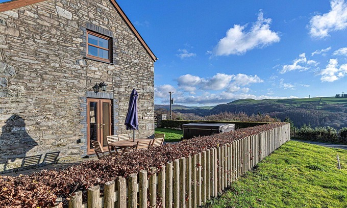 Glandyfi House | Stunning villa for 6 people with WIFI, hot tub, TV and pets allowed