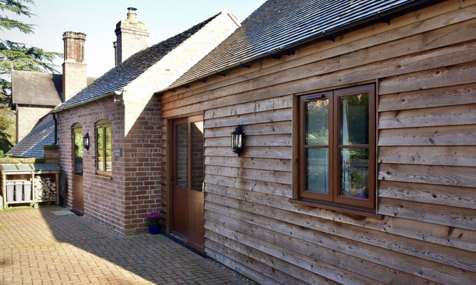 Wollerton House | Stunning villa for 3 guests with TV and pets allowed