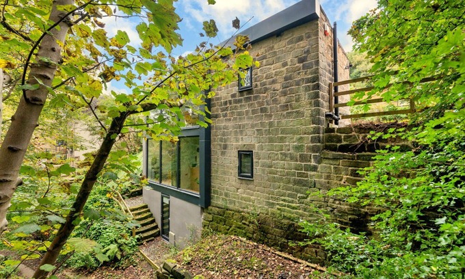 Cragg Vale House | Stunning villa for 6 people with WIFI, TV, balcony and pets allowed