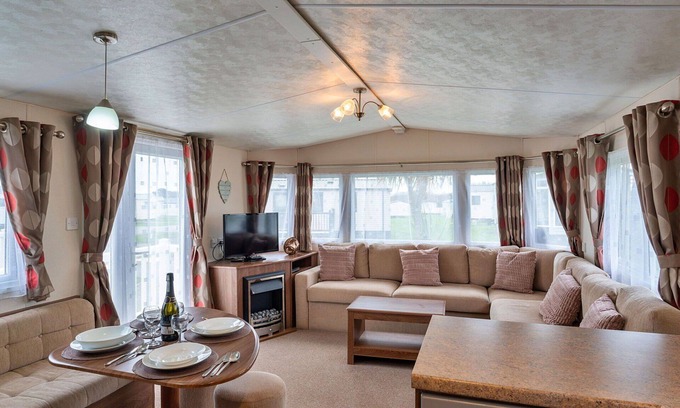 Helston House | Stunning villa for 6 guests with WIFI, pool, terrace and pets allowed