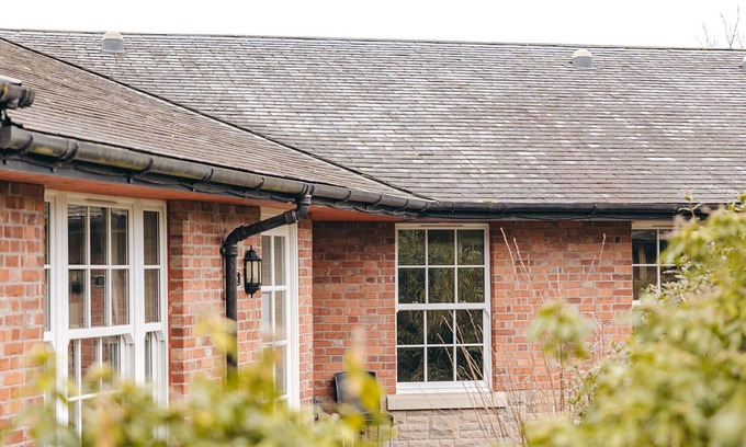 Eaton Mascott House | Stunning villa for 4 people with WIFI, TV and pets allowed