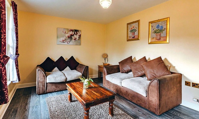 Eaton Mascott House | Stunning villa for 4 guests with WIFI, TV and pets allowed