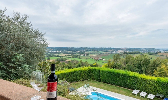 Portacomaro House | Stunning villa for 10 guests with WIFI, A/C, private pool, terrace, pets allowed and panoramic .