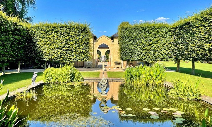 Kingham House | Stunning villa for 6 guests with WIFI, pool and parking