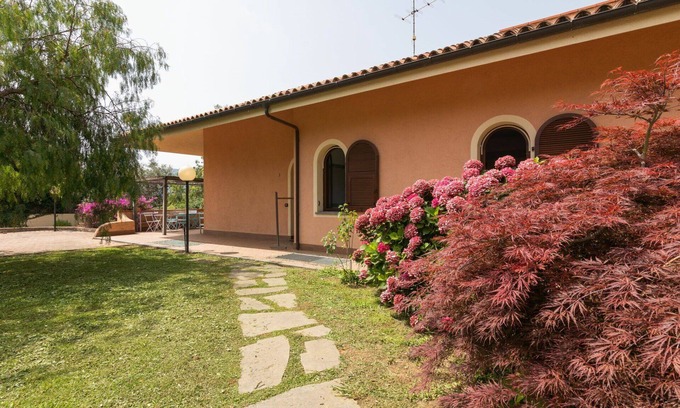 Cisano sul Neva House | Stunning villa for 6 people with hot tub, A/C, WIFI, TV, patio, pets allowed and panoramic view