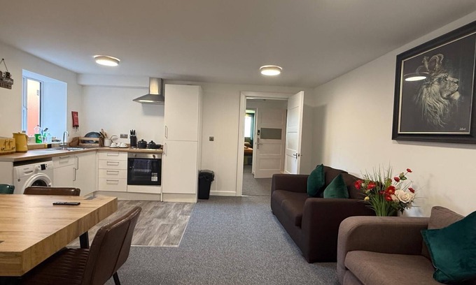 Southport House | Stunning Villa with Secluded Garden - Sleeps 10 - ideal for Groups & Families