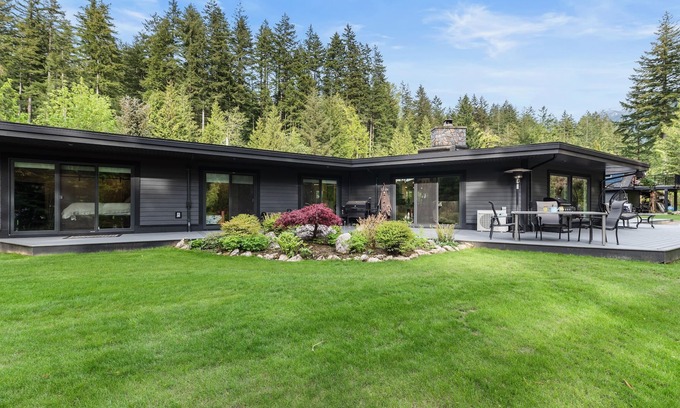 Hope House | Stunning waterfront getaway! Luxury home on acreage, natures paradise