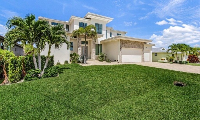 Yacht Club Villa | Stunning Waterfront Villa with Private Pool and Dock in Cape Coral