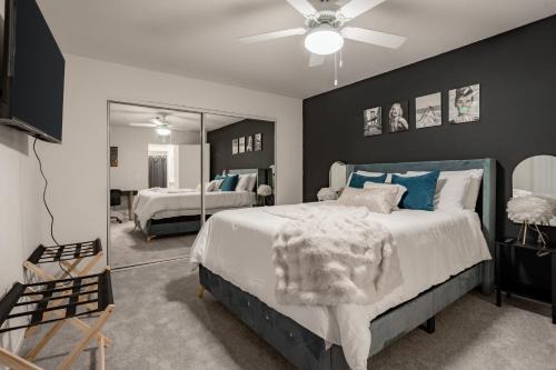 Los Feliz Apartment | Style, Peace, Comfort in N Hollywood Next to Burbank Free Indoor Parking and Wifi