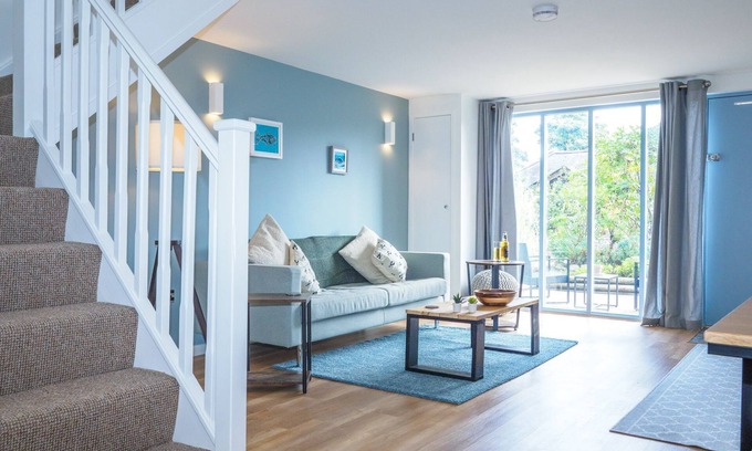 Falmouth Cottage | Stylish 1 bed property with shared pool/hot tub nr Falmouth/Helford River