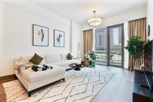 Al Safa Apartment | Stylish 1 BR in Canal Front with Pool and Gym Access