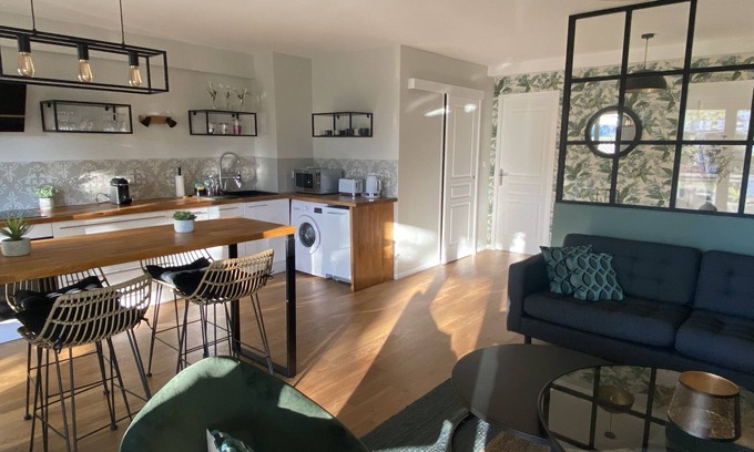 Riou - Petit Juas - Av de Grasse Apartment | Stylish 2 bed apartment + lovely balcony, recently renovated