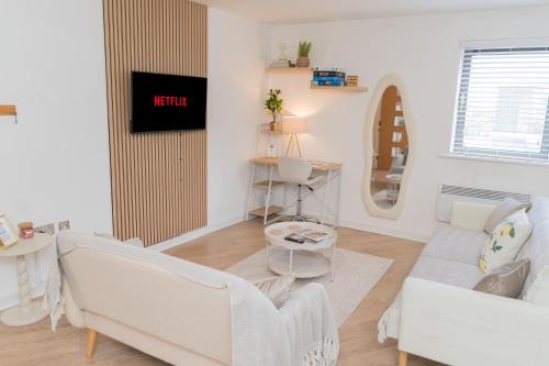 Wolverhampton Apartment | Stylish 2-Bed, City Centre Gem, Walk to Station, Grand Theatre & Hospital