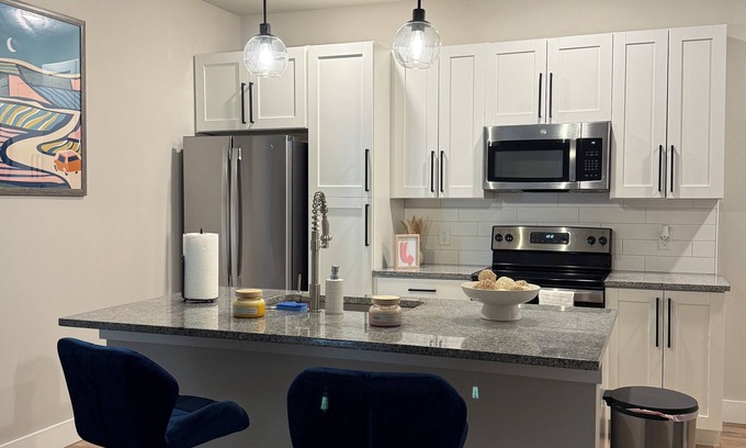Olivette Apartment | Stylish 2-bedroom apartment with AC, Pool, WiFi in vibrant St. Louis