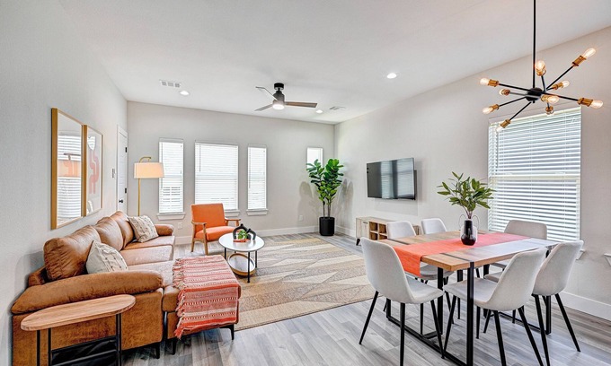 Greater Heights Apartment | Stylish 2-Bedroom Apartment with AC, Fast WiFi, & Pool near Downtown Houston.